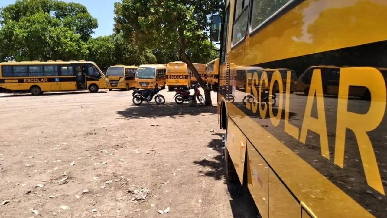 Imagem da notícia: Criança é esquecida dentro de transporte escolar no interior do Ceará