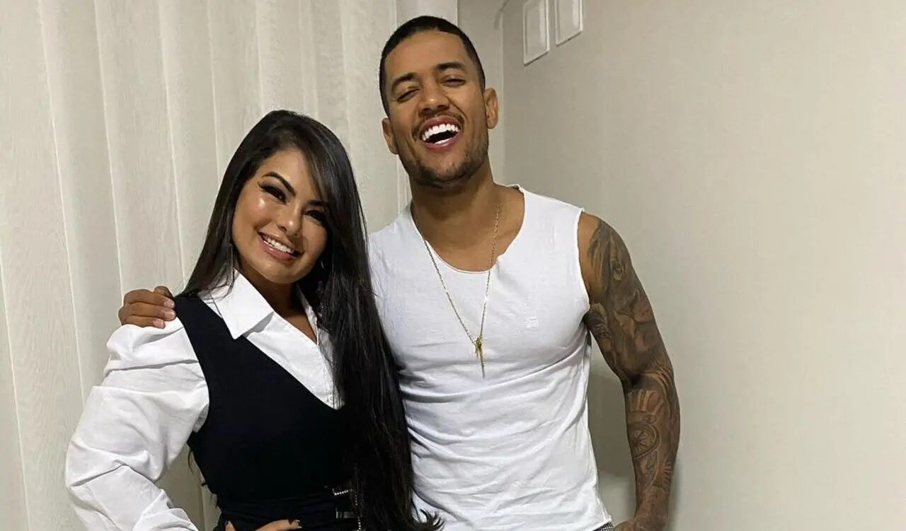 Cantora e companheiro colecionam diversas fotos juntos nas redes sociais