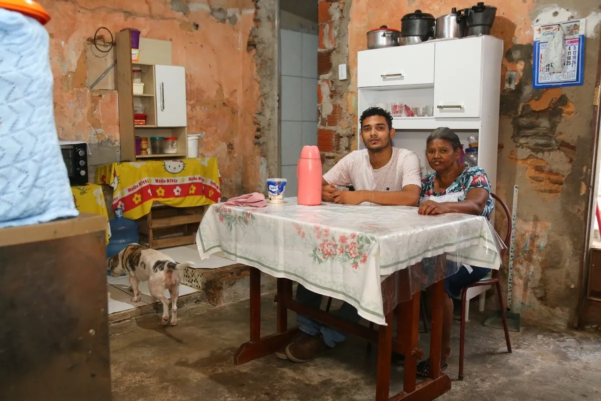 Dona Francisca e o filho João contam sobre as dificuldades para estudar