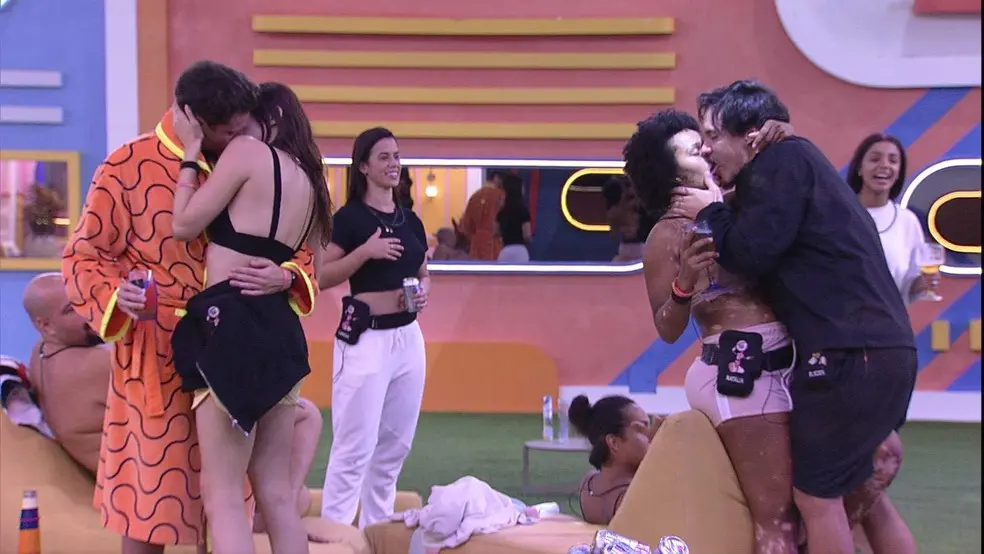 Imagem da notícia: BBB22 tem madrugada movimentada com direito a cooler, edredom e especulação de votos; confira resumo