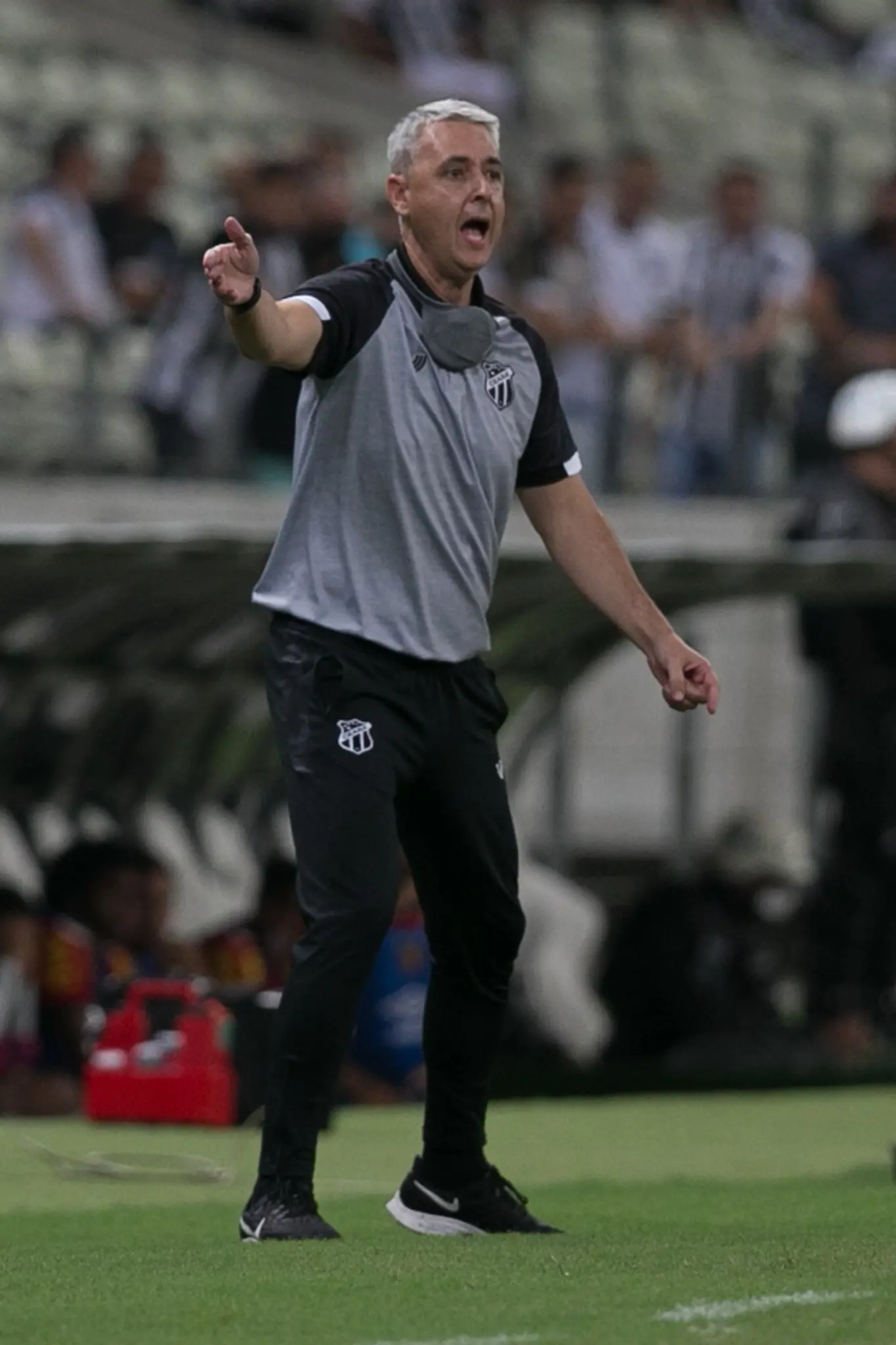 Imagem da notícia: Tiago Nunes explica mudanças no time titular do Ceará e critica gramado do Carneirão: 