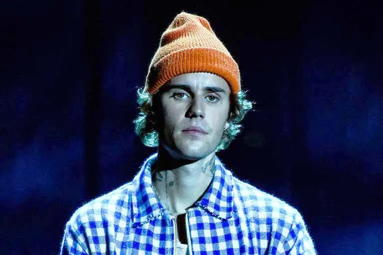 Imagem da notícia: Justin Bieber é diagnosticado com Covid-19 e cancela show; fãs se preocupam com saúde do cantor