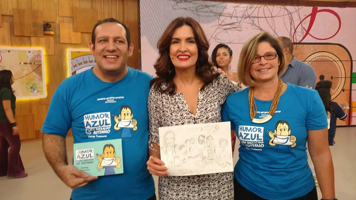 Escritor Rodrigo Tramonte à esquerda da foto, apresentadora Fátima Bernardes ao centro e Andrea Monteiro diretora da ONG Autonomia à direita.