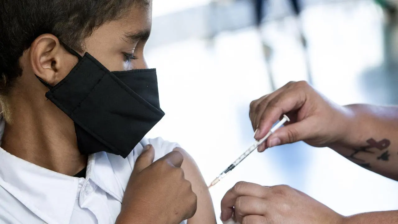 Imagem da notícia: Covid no Ceará: 3ª onda repete padrão de casos por idade, mas taxa de mortalidade de crianças avança