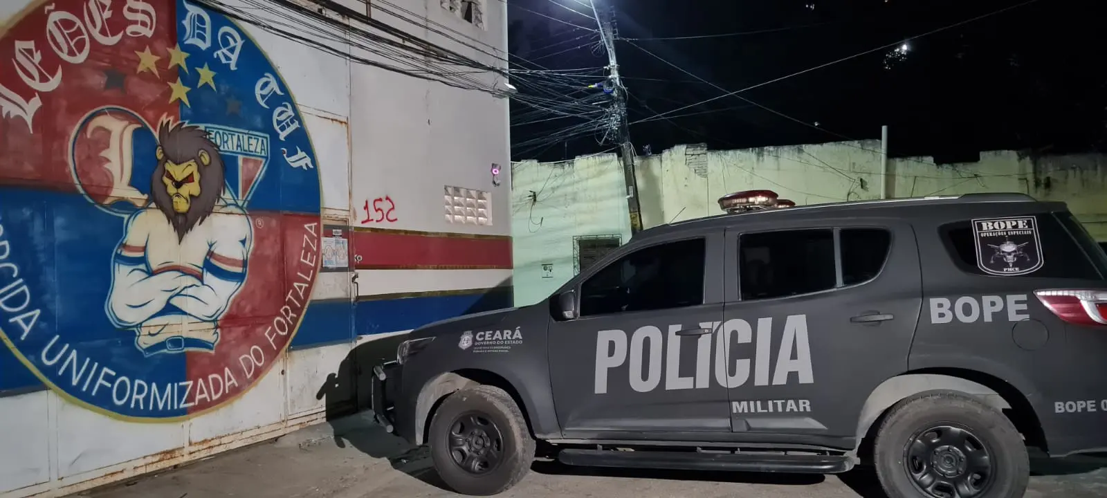 Imagem da notícia: Esquadrão antibombas recolhe explosivos em casa próxima a sede de torcida organizada; veja vídeo