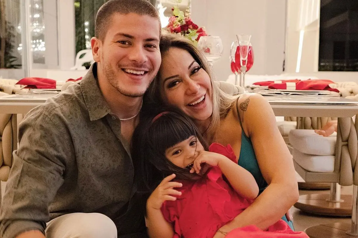 Imagem da notícia: Maíra Cardi revela nome de famosa que teria lhe contado sobre traições de Arthur Aguiar
