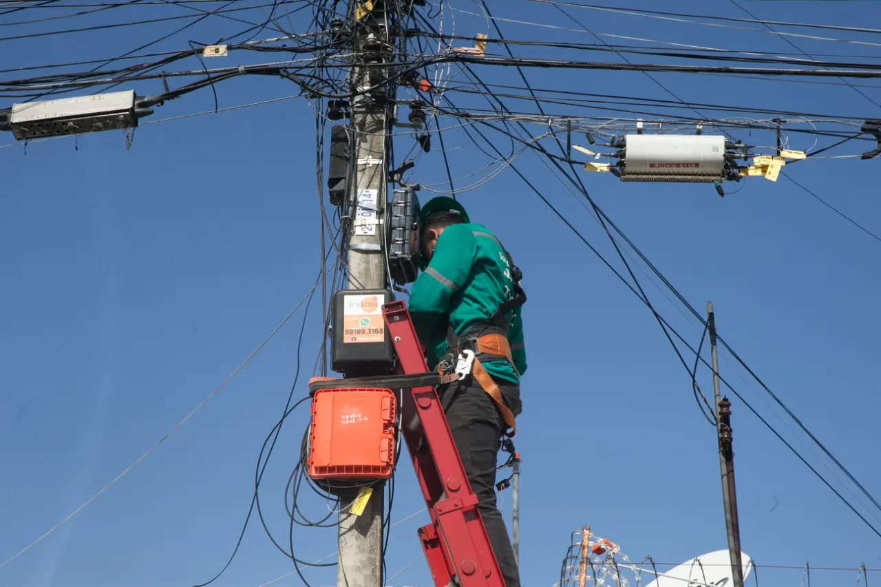 Imagem da notícia: Enel suspende cobrança de provedores de internet para instalação de equipamentos em postes 
