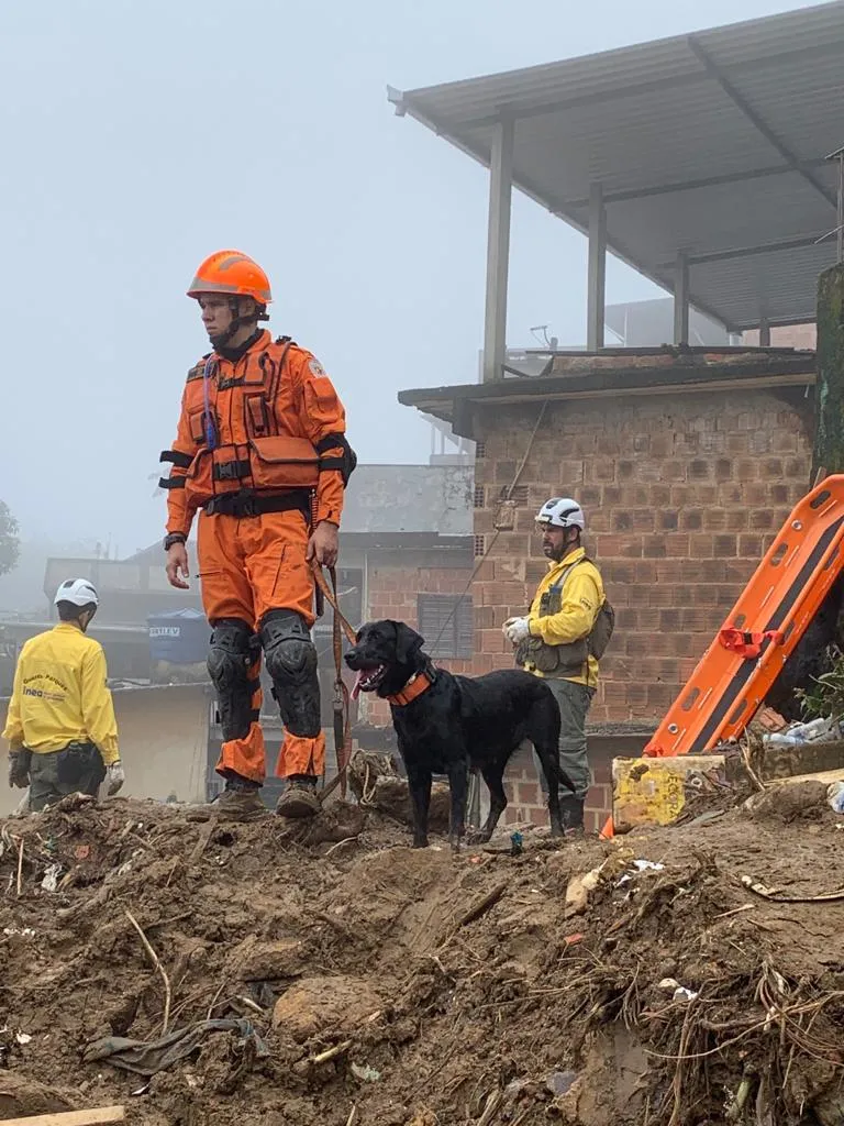 Bombeiros cearenses em missão em Petrópolis