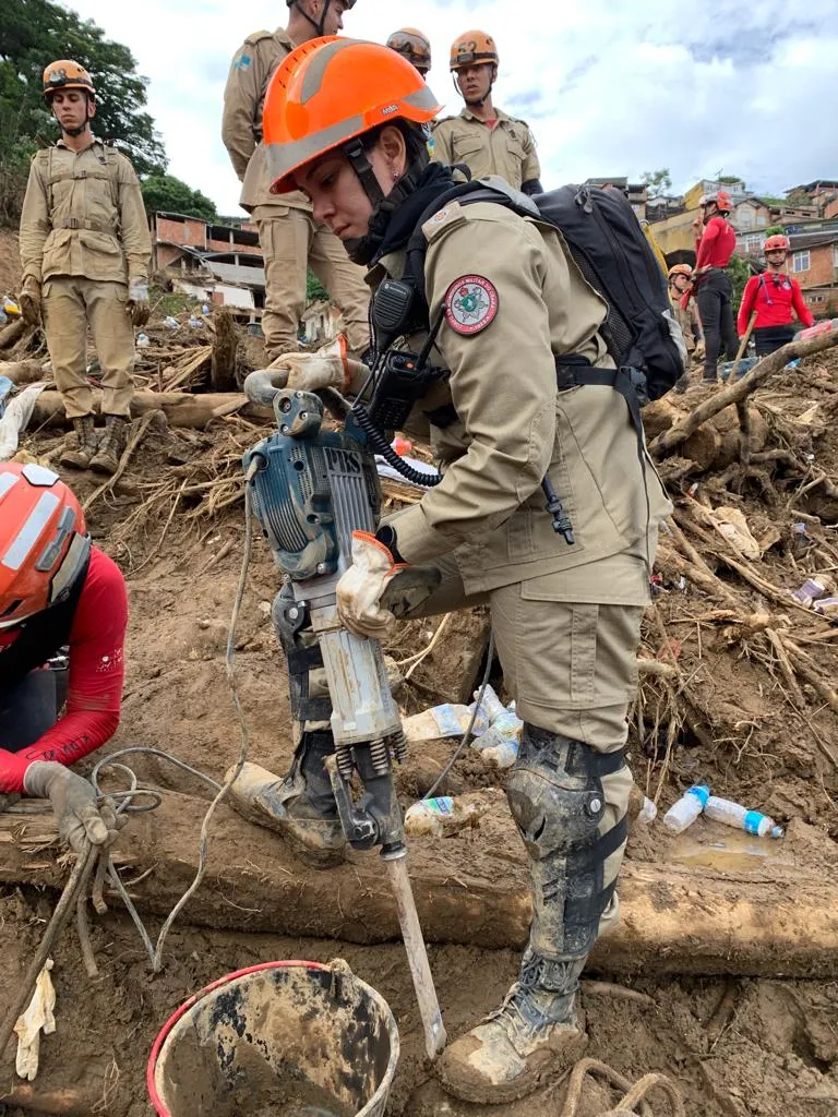 A Capitão do Corpo de Bombeiros do Ceará, Ana Carolina Campos Olinda, chegou à cidade de Petrópolis na madrugada do sábado (19) para ajudar no resgate às vítimas da tragédia