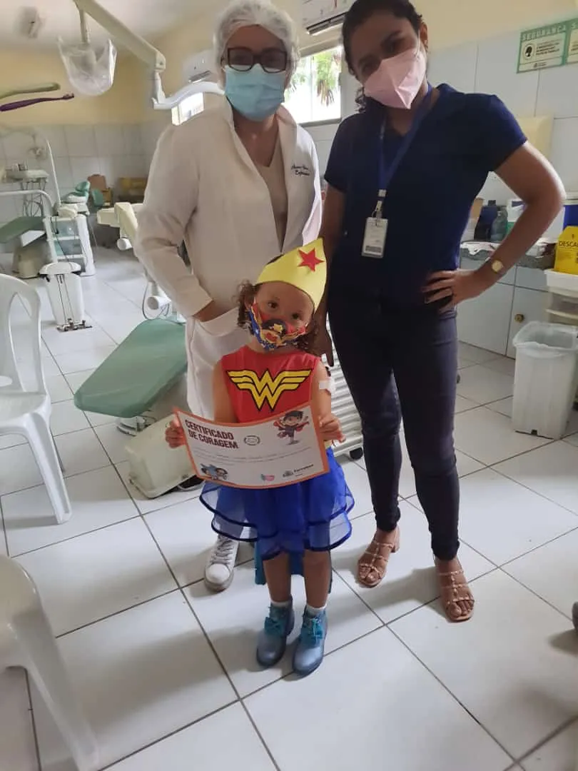 Mariana na hora de se vacinar, além de estar tranquila, ainda posou para foto e vídeo da vacinação.
