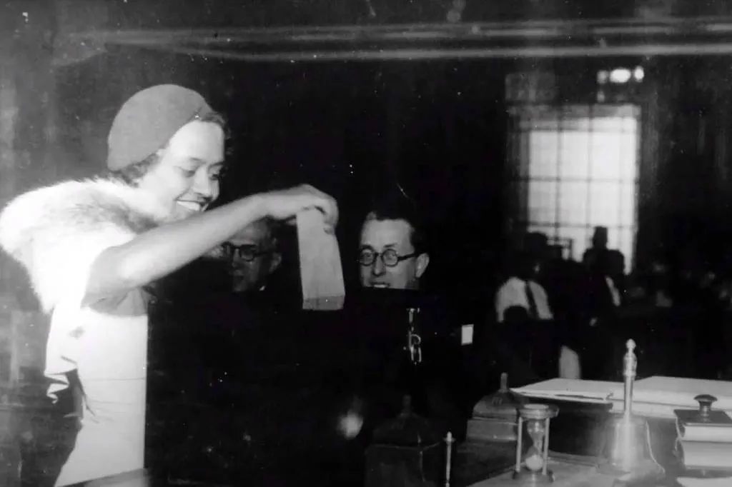 Almerinda Farias Gama, única mulher a votar e ser votada nas eleições dos deputados classistas da classe trabalhadora para a Assembleia Constituinte de 1933. Ela integrava a Federação Brasileira pelo Progresso Feminino (FBPF), associação criada em 1922 e liderada por Bertha Lutz, que é tida como uma das principais pioneiras na luta pelo direito ao voto feminino no Brasil