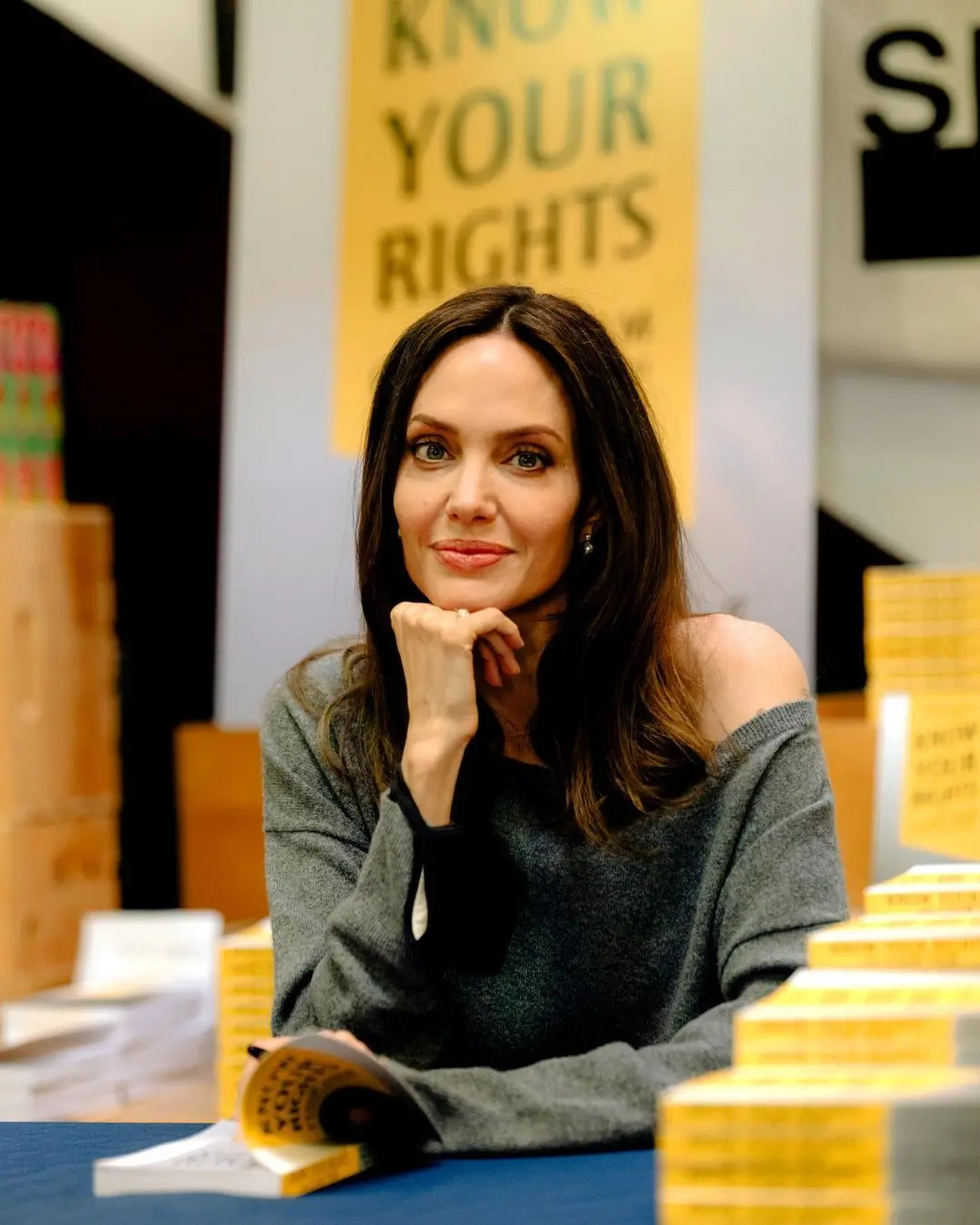 Imagem da notícia: Angelina Jolie comenta ataque da Rússia à Ucrânia nas redes sociais: 'oro pelas pessoas'