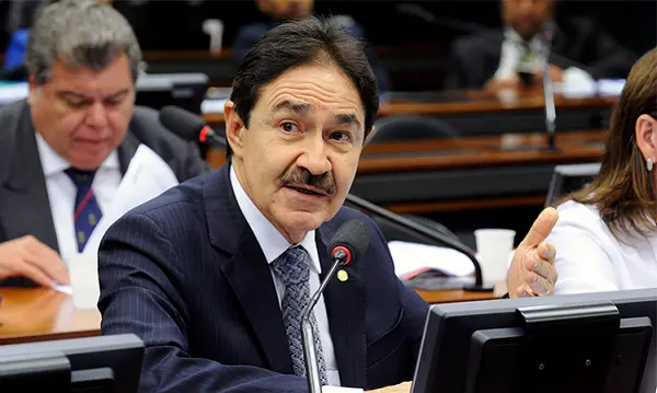 Imagem da notícia: PL tenta atrair ex-deputado do PSDB para disputar o Senado em palanque bolsonarista no Ceará