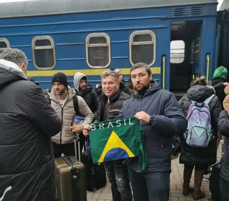 Imagem da notícia: 37 brasileiros deixam Kiev e chegam na embaixada do Brasil na Romênia