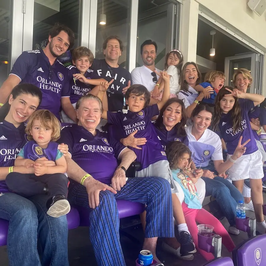 Imagem da notícia: Silvio Santos assiste jogo de futebol com família em Orlando e encontra MC Lan