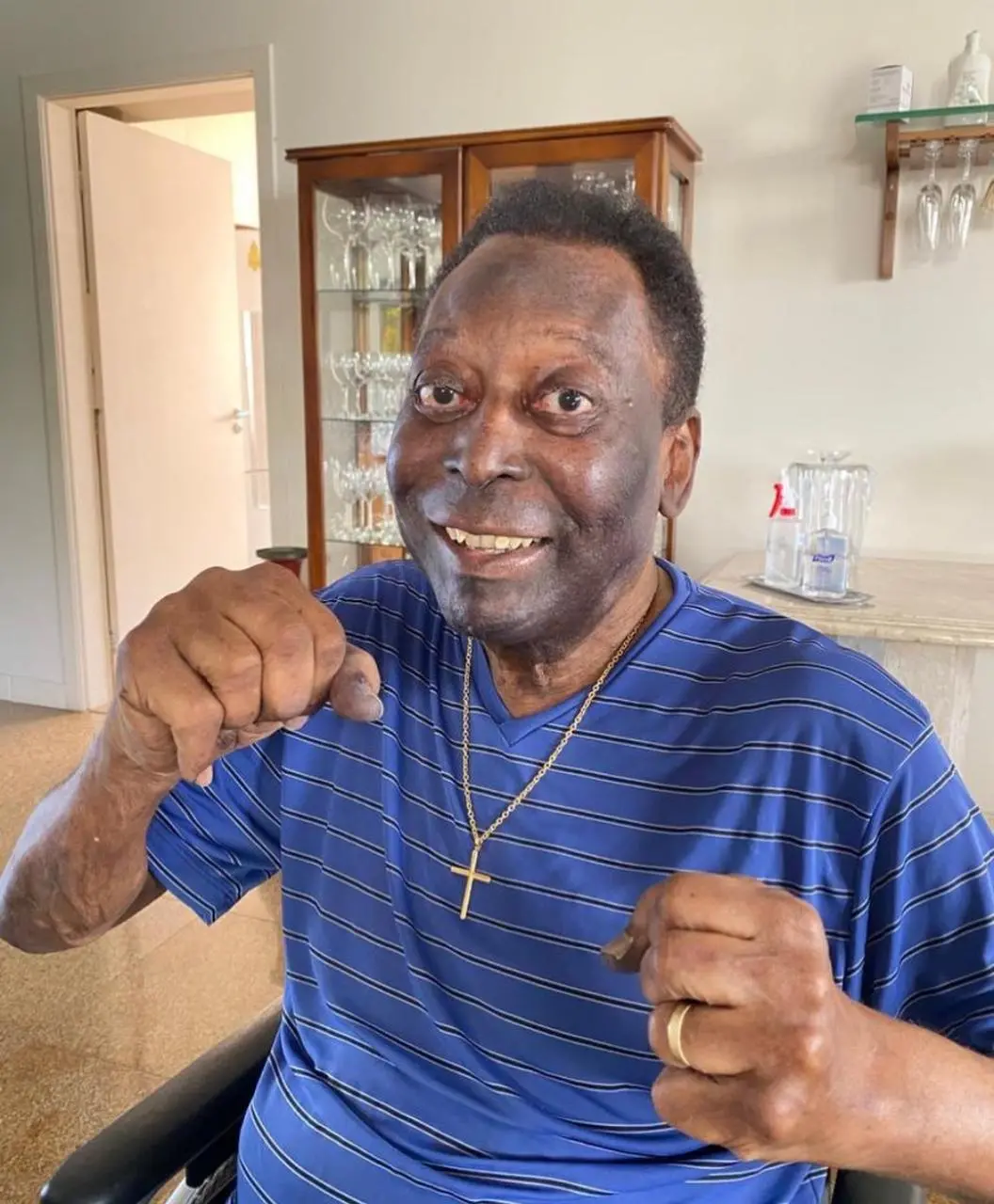 Imagem da notícia: Curado da infecção urinária, Pelé tem alta após 2 semanas internado no hospital