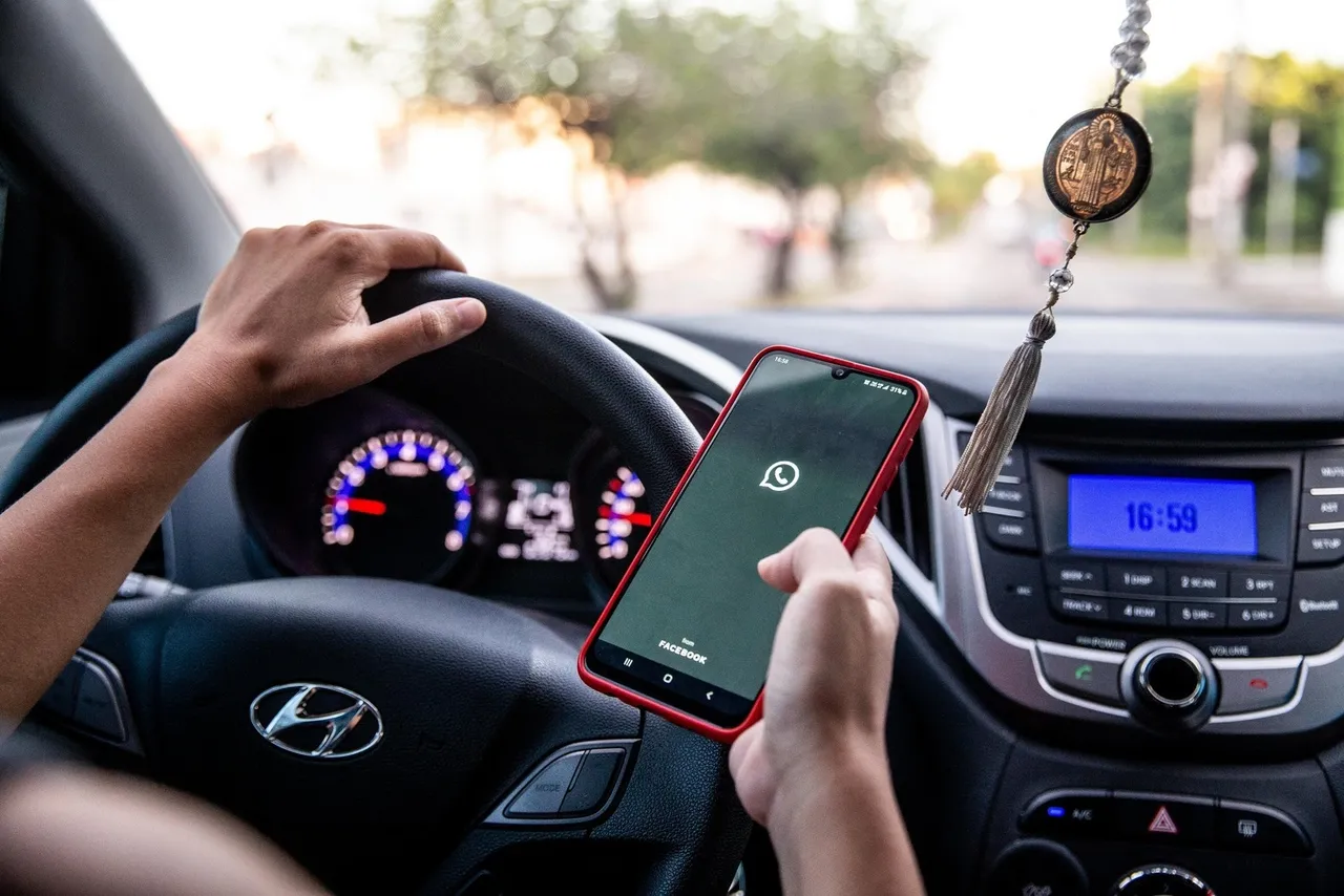 Se o condutor for pego dirigindo e digitando no celular, a infração passa ser considerada gravíssima. Neste caso, a multa é de R$ 293,47 e sete pontos na carteira.