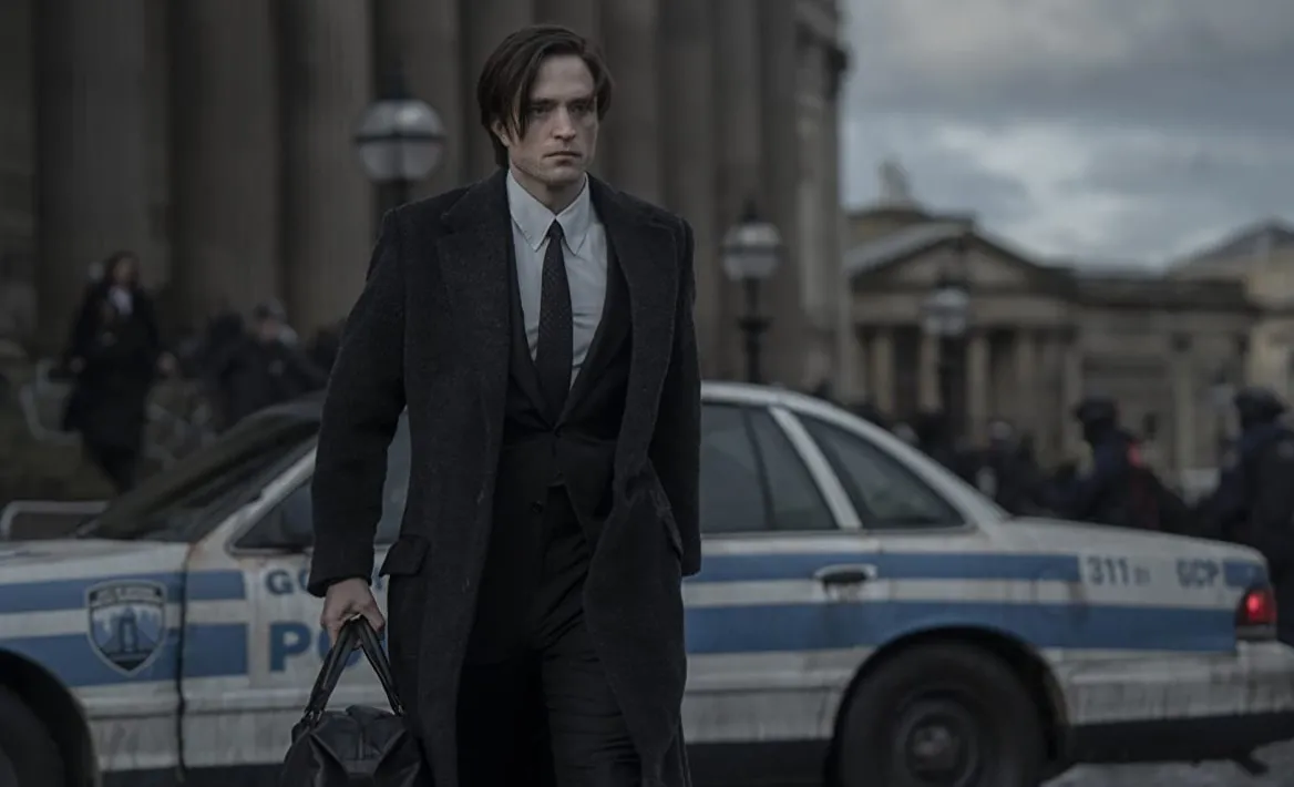 Diante da decadência das instituições, Bruce Wayne passa a repensar o projeto pessoal de vingança