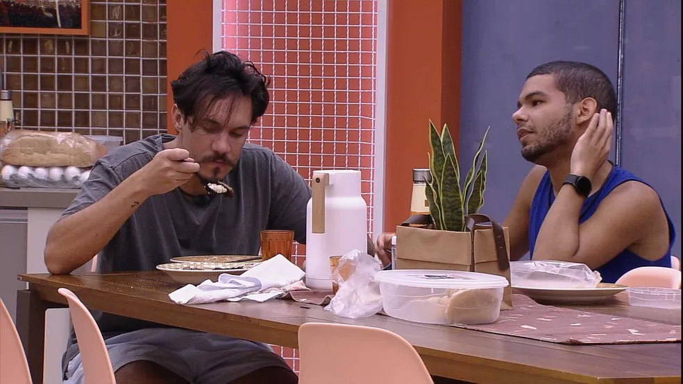 A amizade entre Eli e Vyni tem, sim, um pouco de paixão platônica
