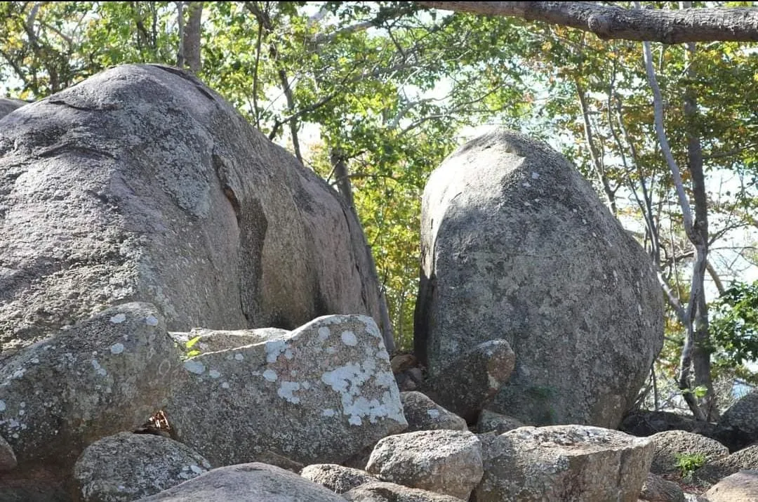 A trilha de cerca de 3 quilômetros leva ao Santo Sepulcro, onde estão localizadas capelas minúsculas e pedras, muitas pedras. Uma delas, uma rocha enorme com uma fenda só passa quem não tiver pecado, segundo a tradição popular.