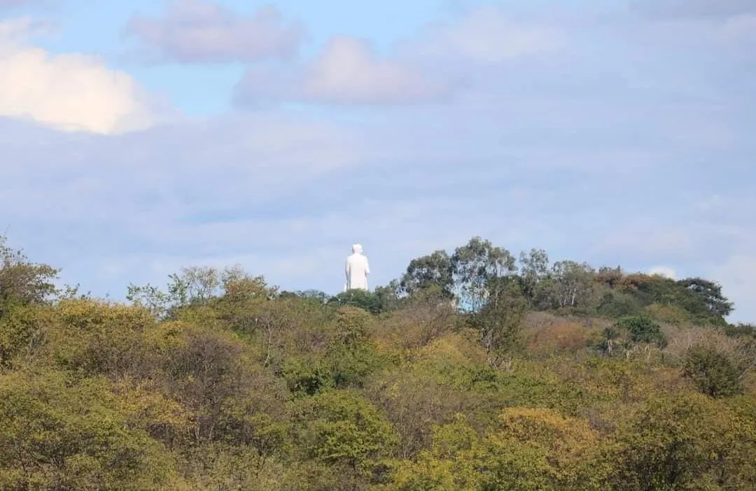 A visão na trilha, por trás da estátua de Padre Cícero. O local é bastante arborizado.