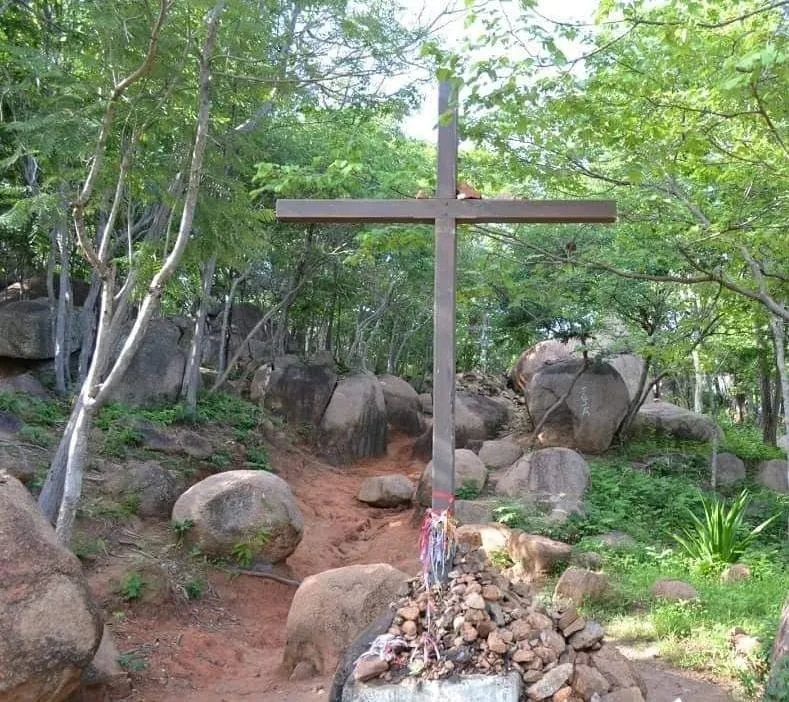 Para os romeiros, as pedras do local são esculpidas pela fé!