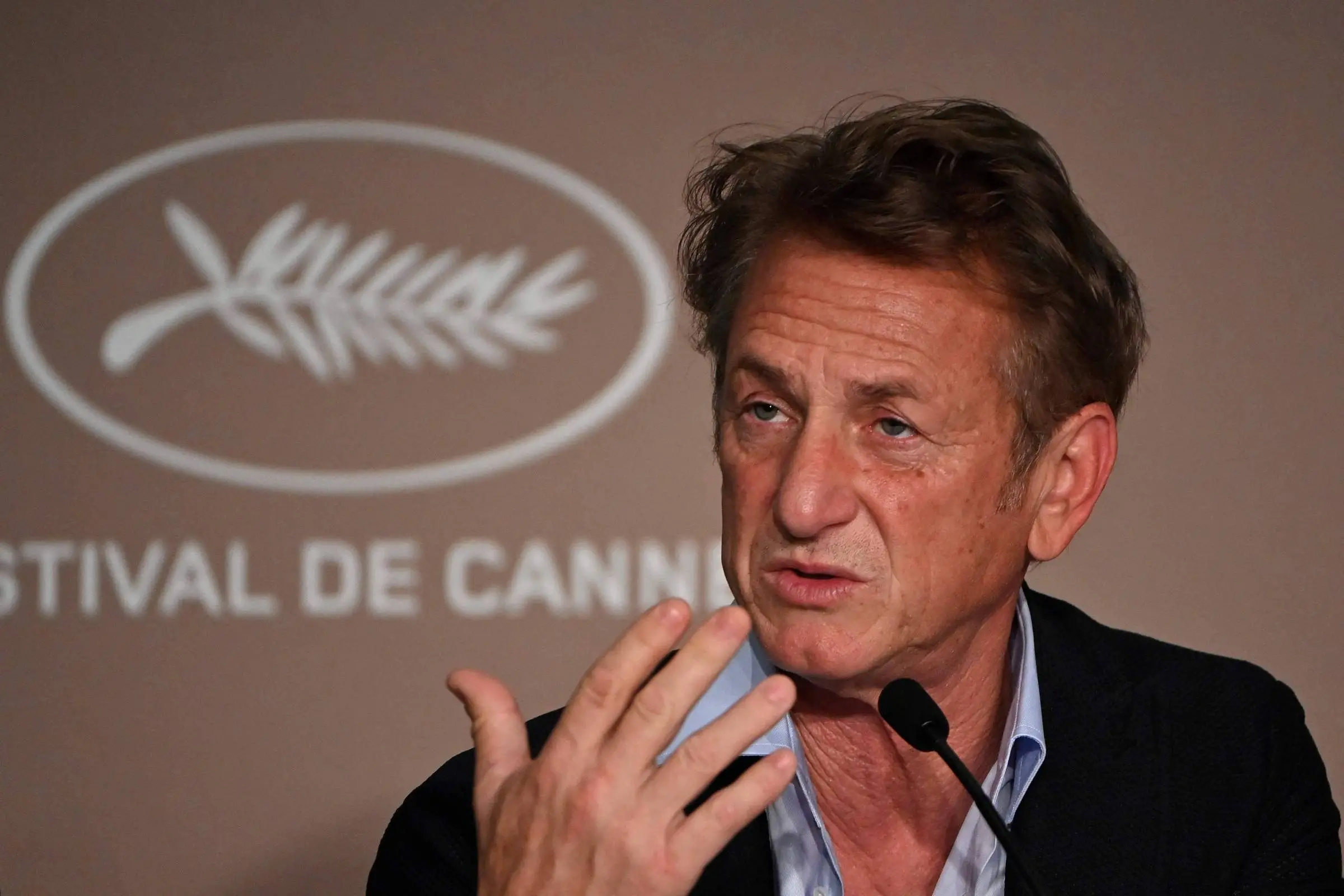 Imagem da notícia: Ator Sean Penn deixa Ucrânia a pé e segue até a Polônia junto de refugiados