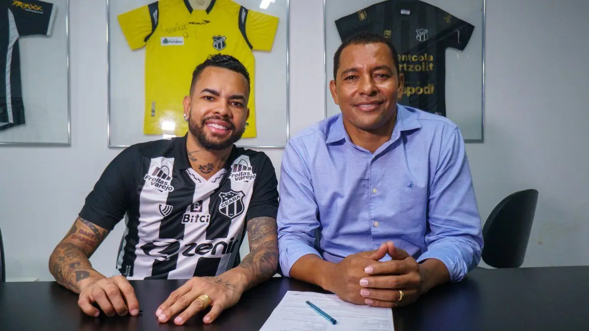 Dentinho ao lado de seu agente, Gilberto Silva.
