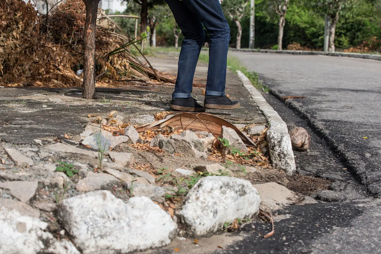 Imagem da notícia: Calçadas em Fortaleza: obstáculos à caminhabilidade e à acessibilidade