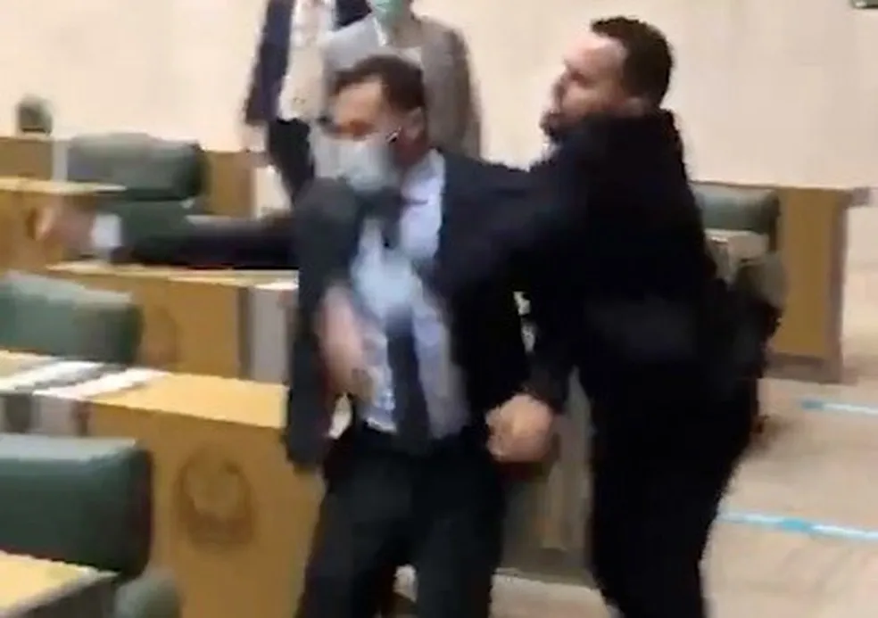 Os deputados estaduais Arthur do Val e Gil Diniz brigam na Assembleia Legislativa de São Paulo.