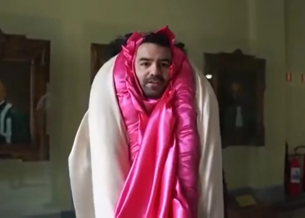 O político se fantasiou de vulva para invadir palestra na Universidade de São Paulo (USP) sobre masturbação feminina.