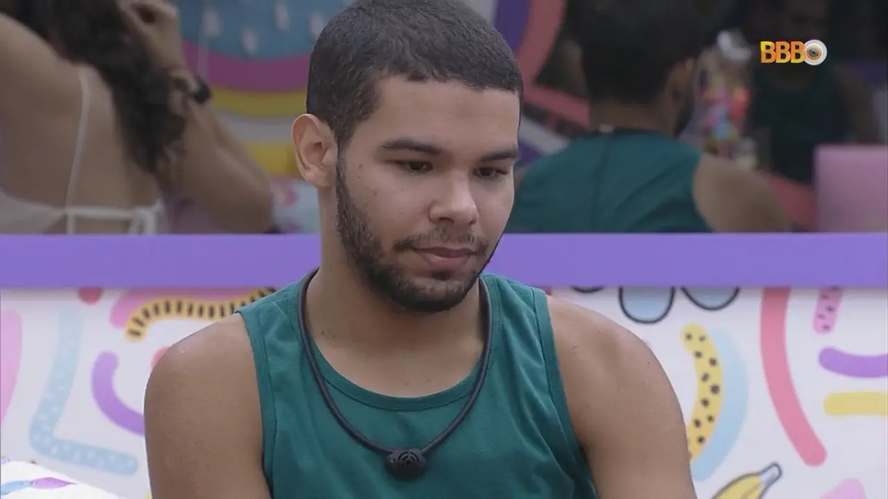 Imagem da notícia: Vyni tropeça ao vivo no BBB 22 e web o acusa de forçar situações cômicas