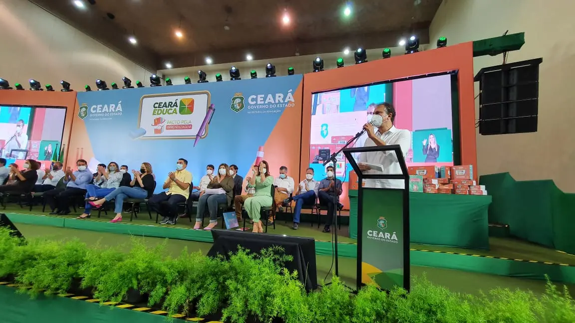 Imagem da notícia: Camilo Santana anuncia programa de tempo integral em 100% das escolas estaduais até 2026 no Ceará