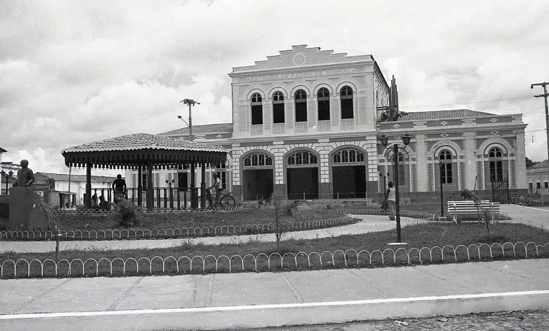 Com feições neoclássicas, a Estação Central de Camocim foi inaugurada em 1881. Ela integra o complexo ferro-portuário da cidade, que aguarda decisão do Iphan desde 2010.
