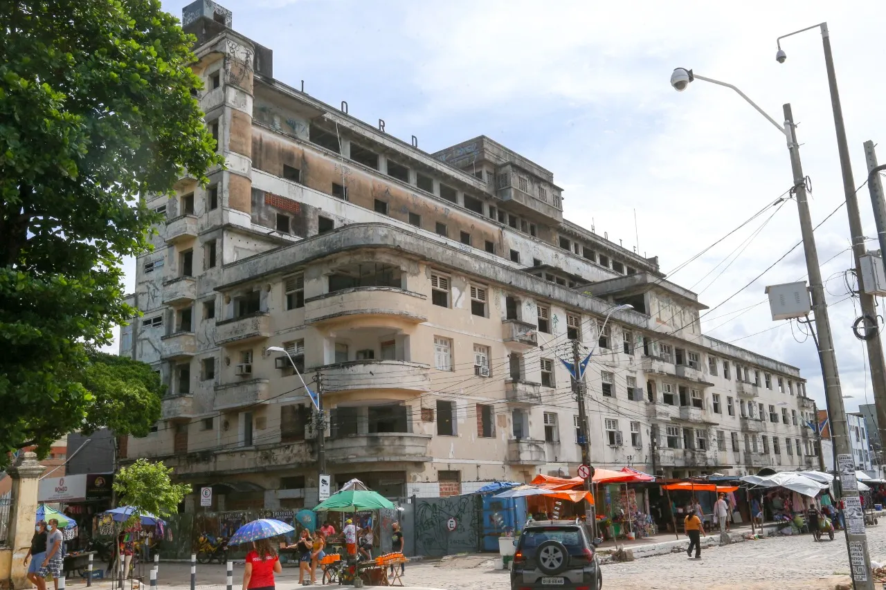 O Lord Hotel foi fundado em 1956, num prédio de 8 andares com cerca de 120 apartamentos. Considerado um exemplar da arquitetura moderna cearense, espera tombamento definitivo desde 2006.