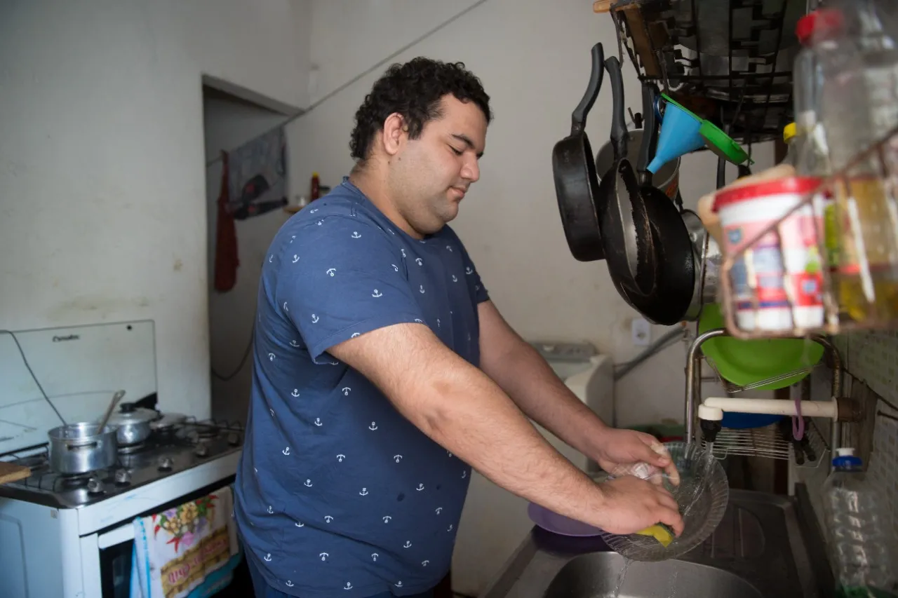 Sem conseguir uma colocação no mercado, Bella ajuda a família com os afazeres domésticos.
