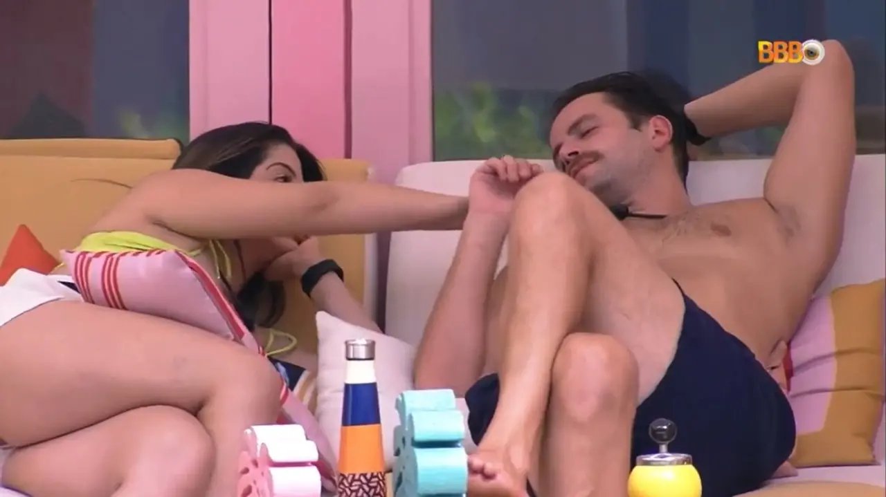 Imagem da notícia: Gustavo e Laís se beijam e reatam relacionamento no BBB 22