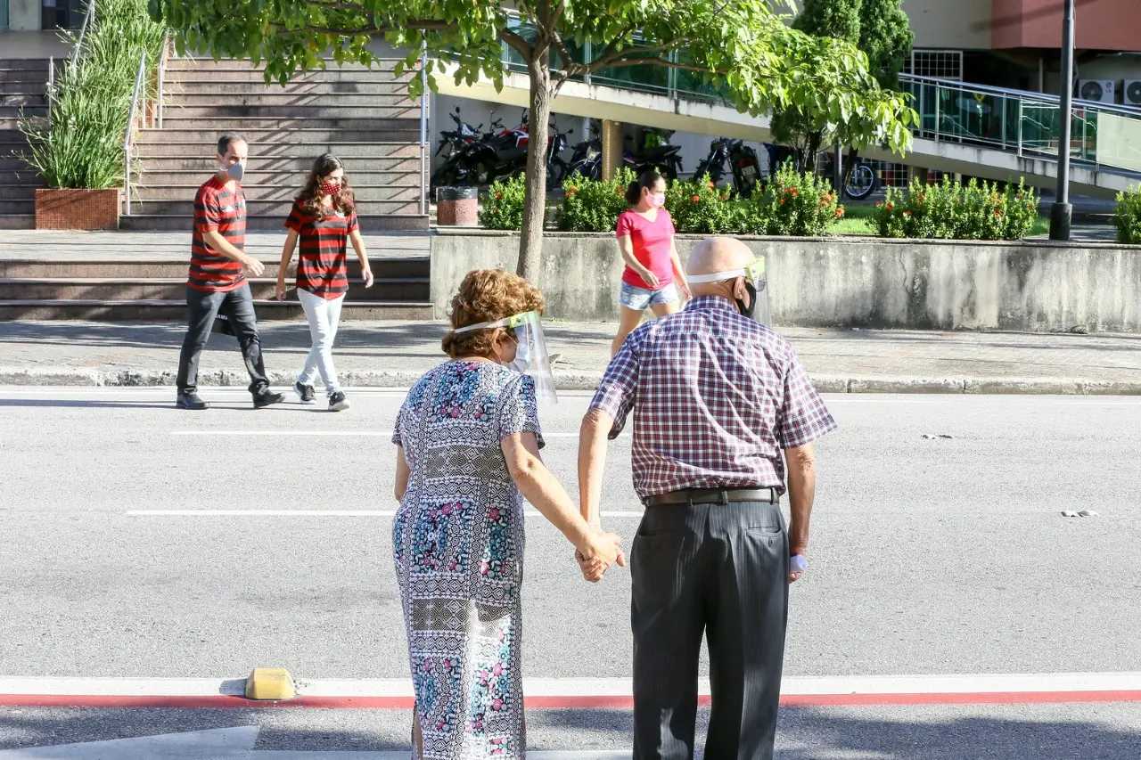 Imagem da notícia: Com 2 mil óbitos, Ceará perdeu 1 a cada 16 idosos acima de 90 anos vítimas de Covid na pandemia