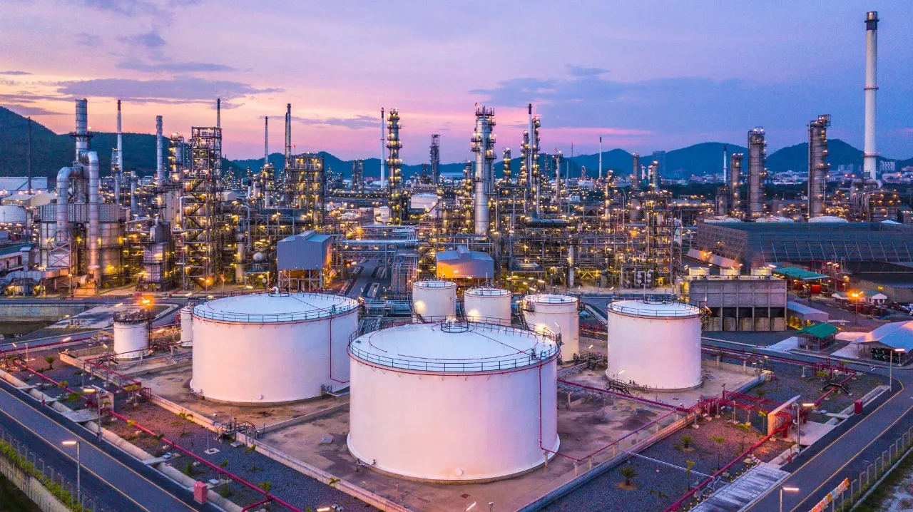 Um modelo sugerido para a Petrobras é o de investir mais em refino de petróleo no Brasil para poder depender menos do mercado internacional