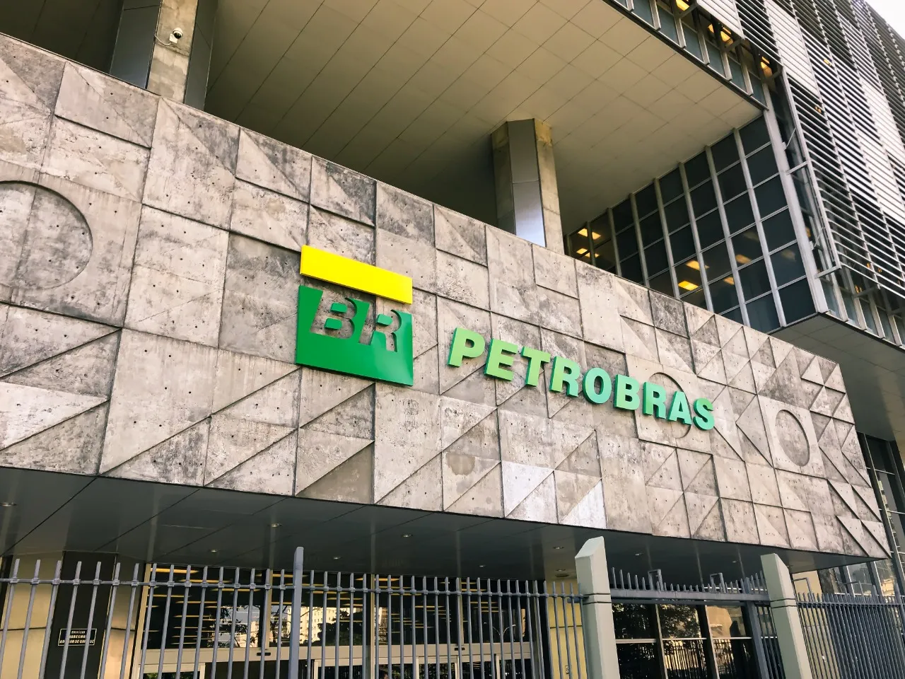 A Petrobras aplica um modelo de paridade internacional para composição dos preços dos combustíveis, usando a cotação do barril de petróleo e a cotação do dólar frente ao real para definir o preço da gasolina