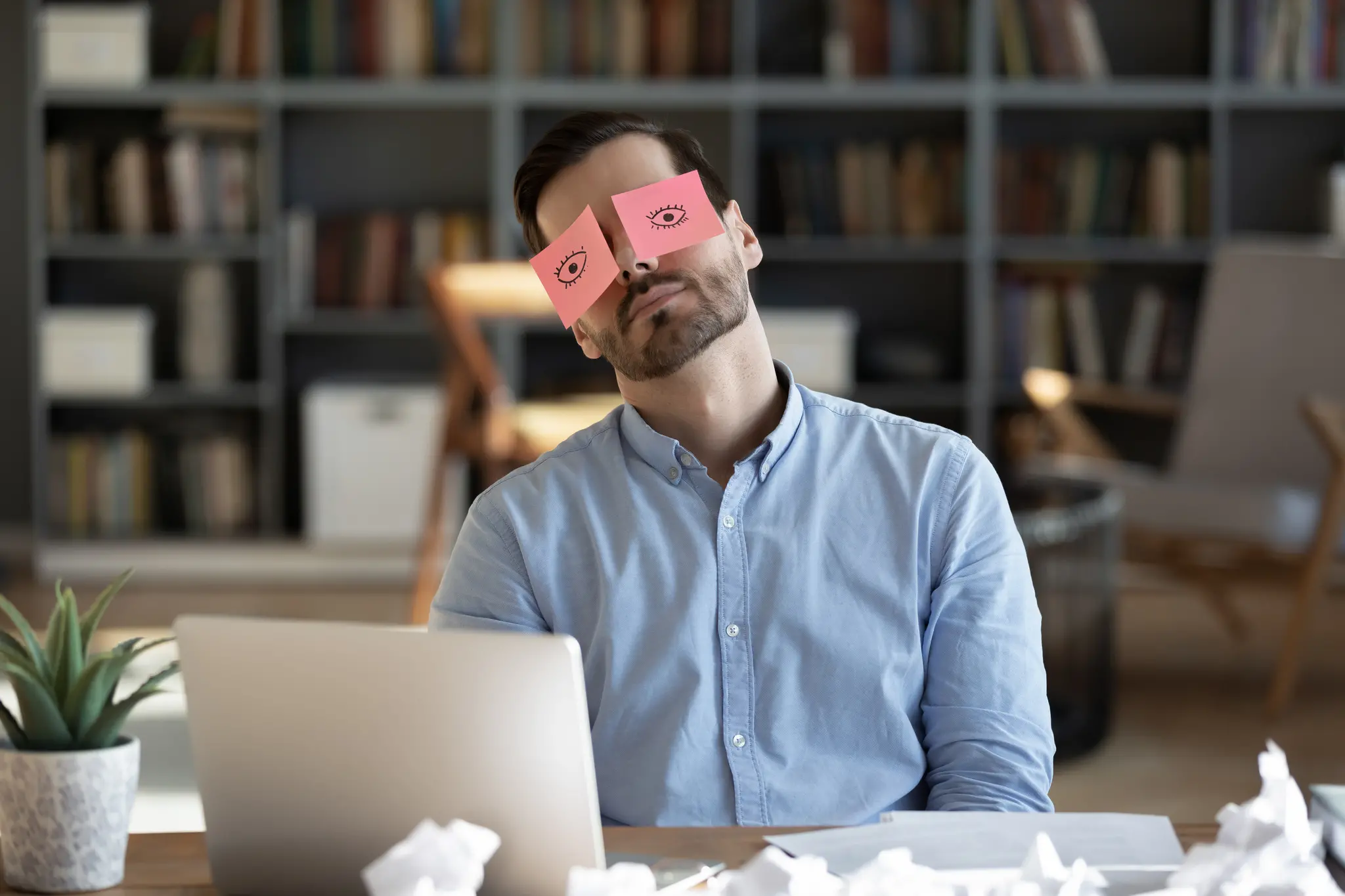 Homem cansado sentado em uma cadeira em um escritório
