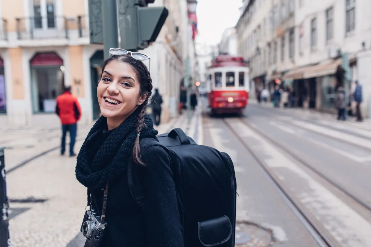 Mulher em rua de Lisboa, Portugal