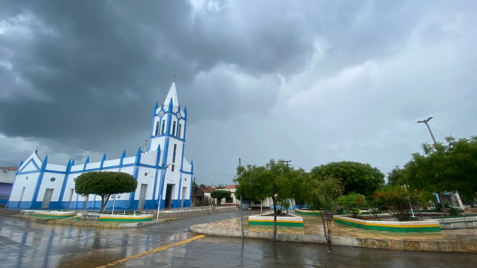 Além de beneficiar a agricultura e os reservatórios, a chuva muda o cenário nas cidades interioranas