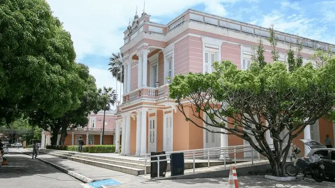 Imagem da notícia: UFC exige imunização contra Covid-19 de professores e de alunos em retorno presencial