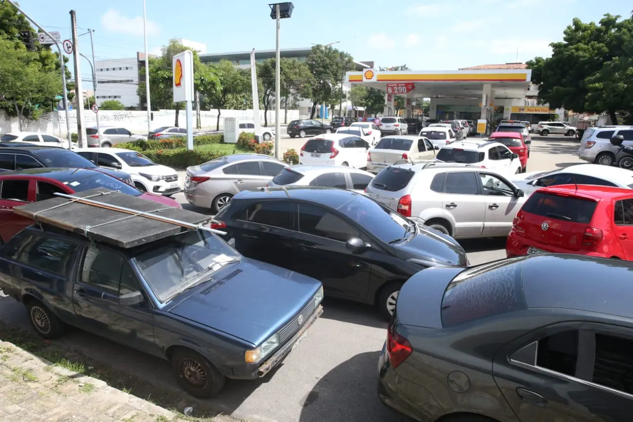 Imagem da notícia:  Motoristas fazem fila para comprar gasolina a R$ 6,29 antes do reajuste da Petrobras, em Fortaleza