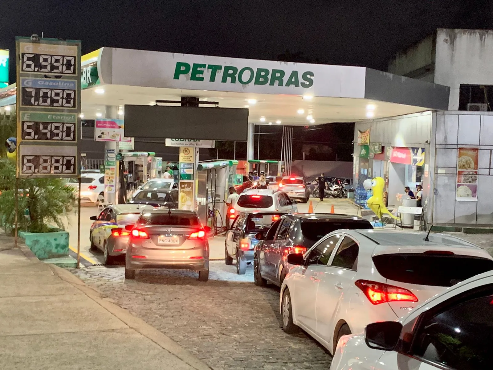 Consumidores fazem filas em postos que ainda tem gasolina com valor abaixo de R$ 7,00