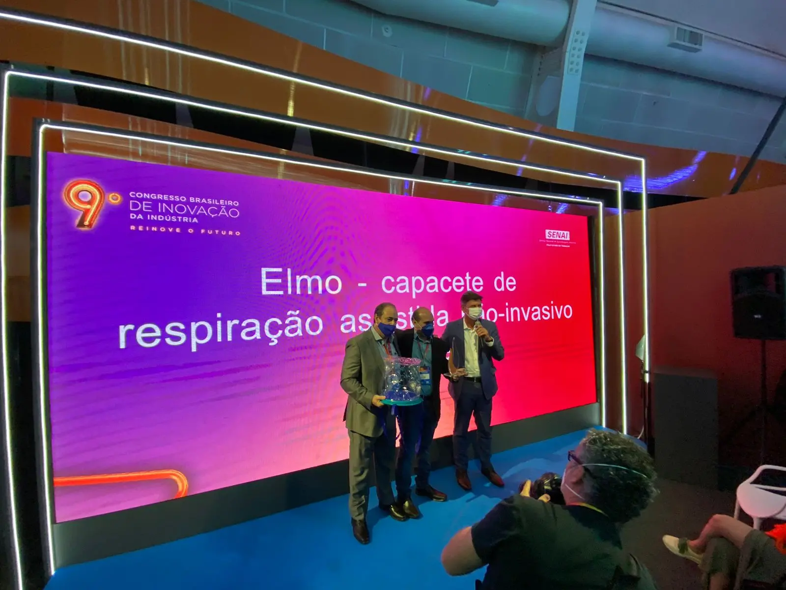 Imagem da notícia: Criação cearense, capacete Elmo vence prêmio nacional de inovação por suporte a pacientes com Covid