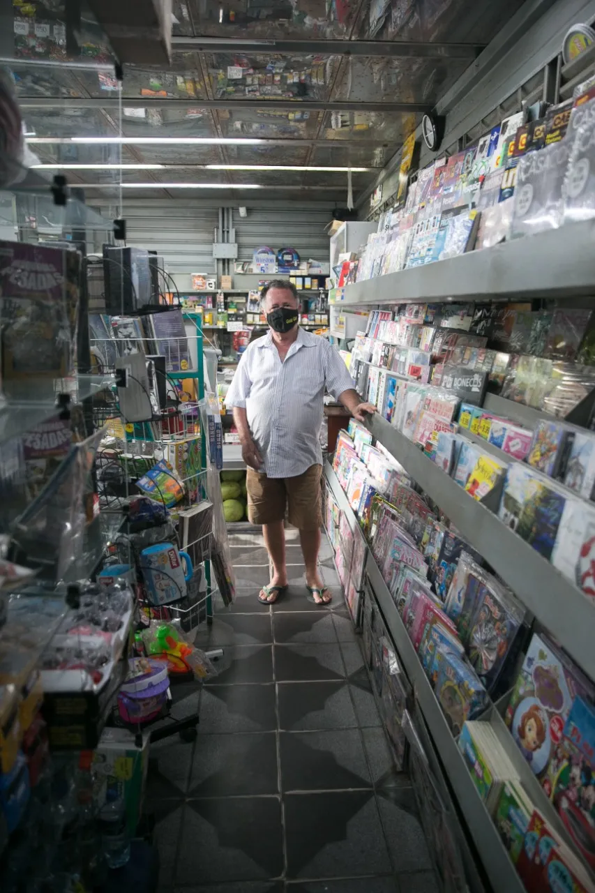 O jornaleiro observa o desejo dos pais em levar leitura aos filhos que não seja no celular