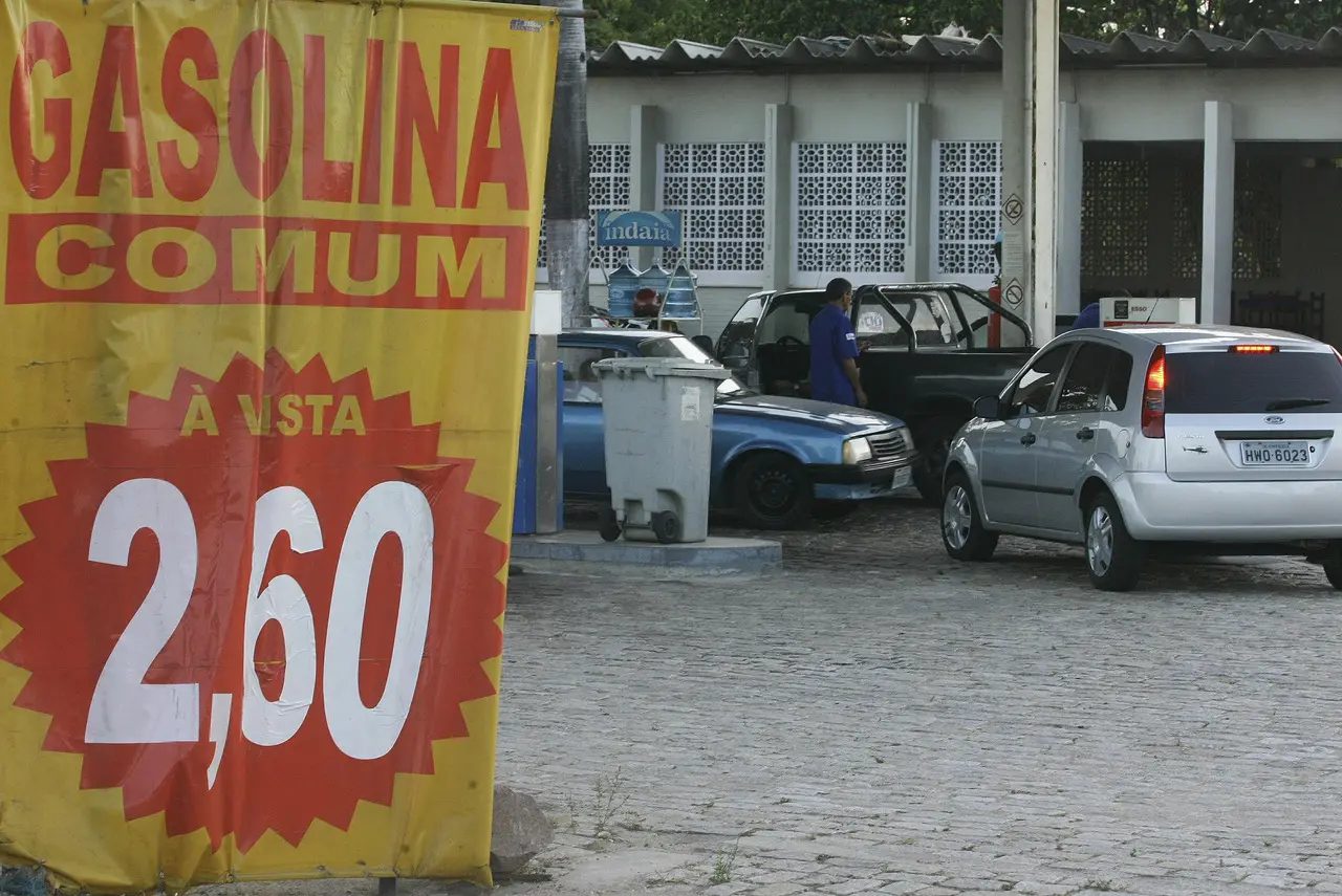Imagem da notícia: Estas fotos de gasolina a R$ 2 vão te deixar saudoso depois do super aumento da Petrobras