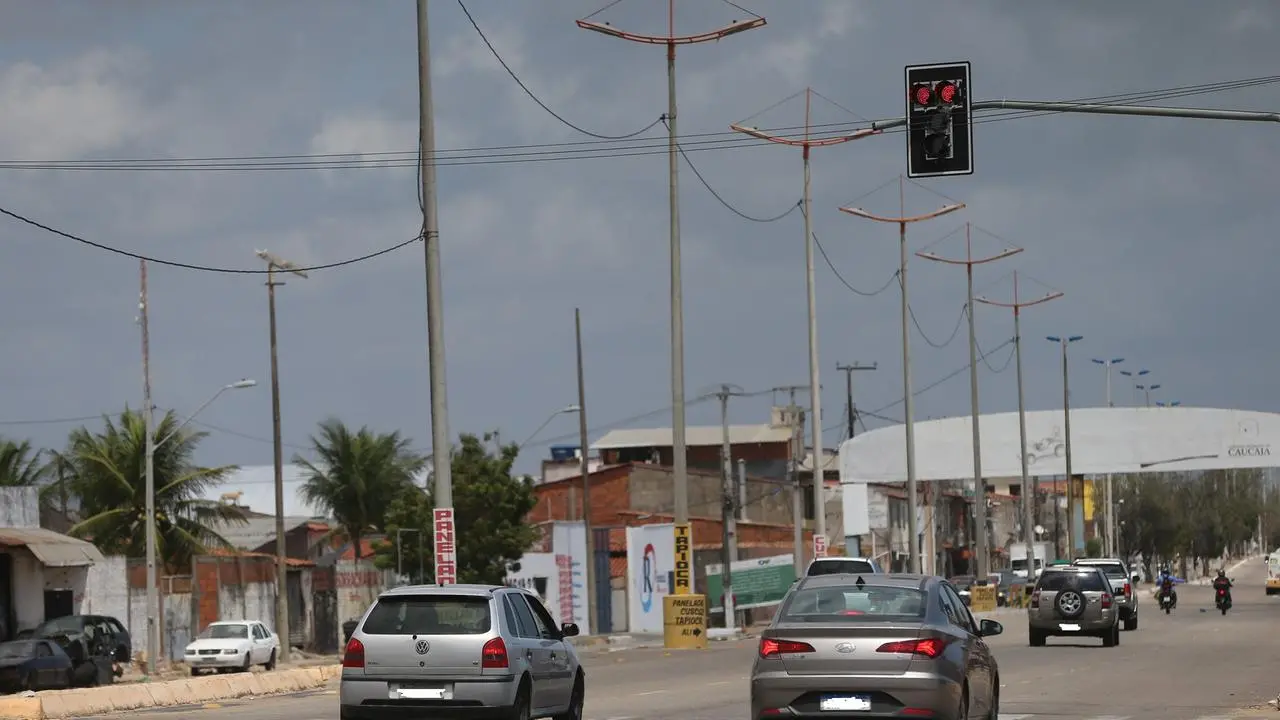 Imagem da notícia: Saiba quando é permitido furar o sinal vermelho no trânsito do Ceará sem gerar multa